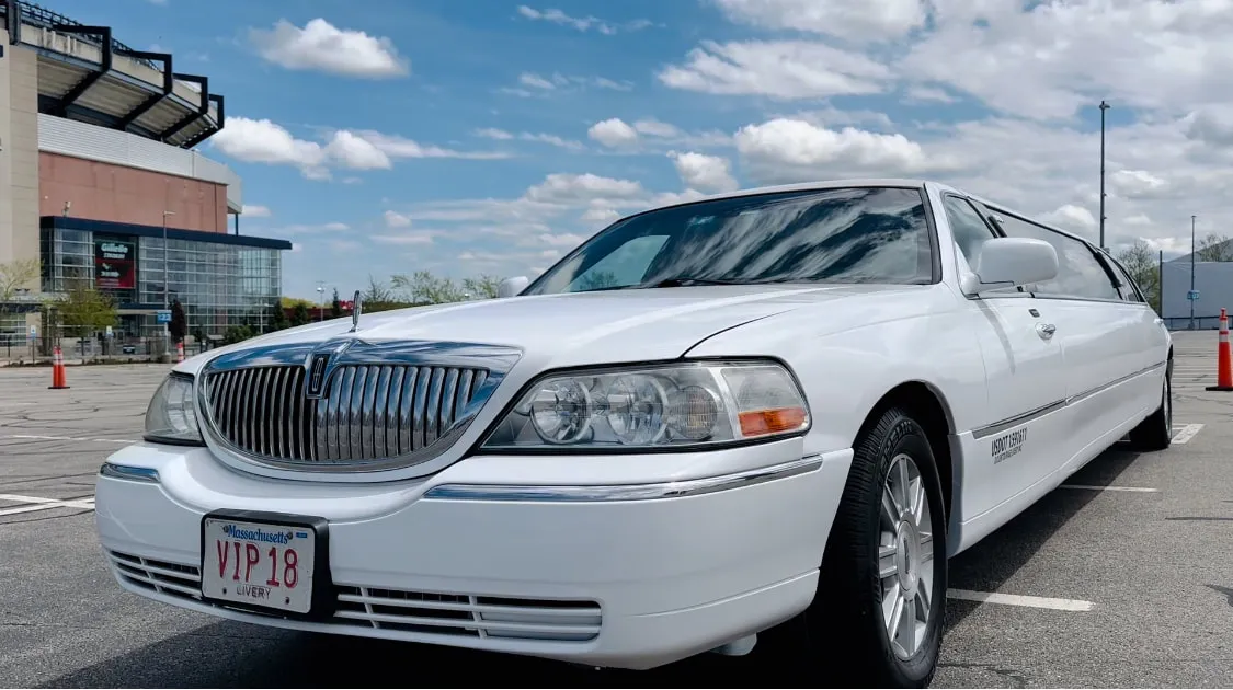 White Lincoln Town CAR Limousine #4, photo 3 for limo rental White Lincoln Town CAR Limousine #4, photo 3 for limo rental