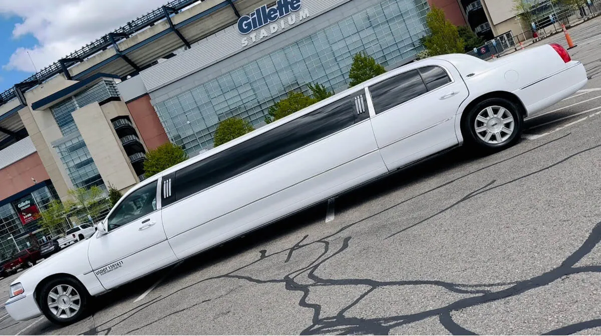White Lincoln Town CAR Limousine #4 for limo rental White Lincoln Town CAR Limousine #4 for limo rental